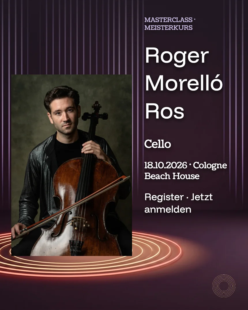 KI-generiertes Visual: Porträt eines Cellisten mit Cello vor dunklem Violett mit leuchtenden Ringen, Text „Masterclass · Meisterkurs – Roger Morelló Ros – Cello – 18.10.2026 · Cologne Beach House – Register · Jetzt anmelden"