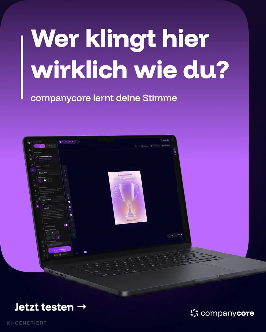 KI-generiertes Visual: Laptop mit der companycore-Plattform auf violettem Grund, Headline „Wer klingt hier wirklich wie du?", Unterzeile „companycore lernt deine Stimme", Aufruf „Jetzt testen"